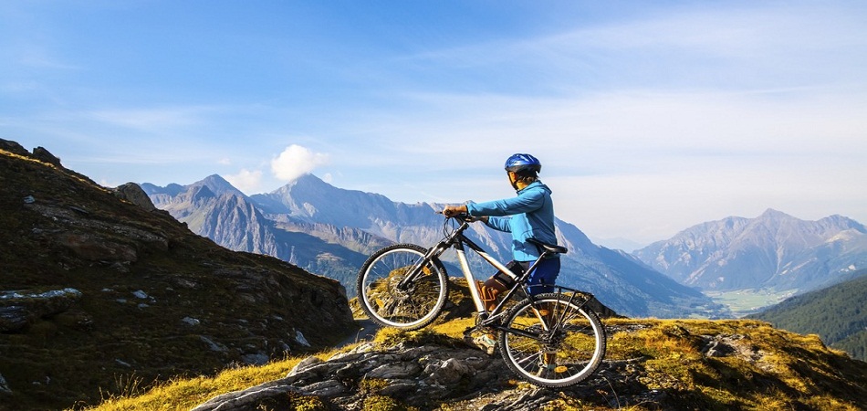 Montagne : faut-il aller dans les Alpes ou les Pyrénées cet été ?